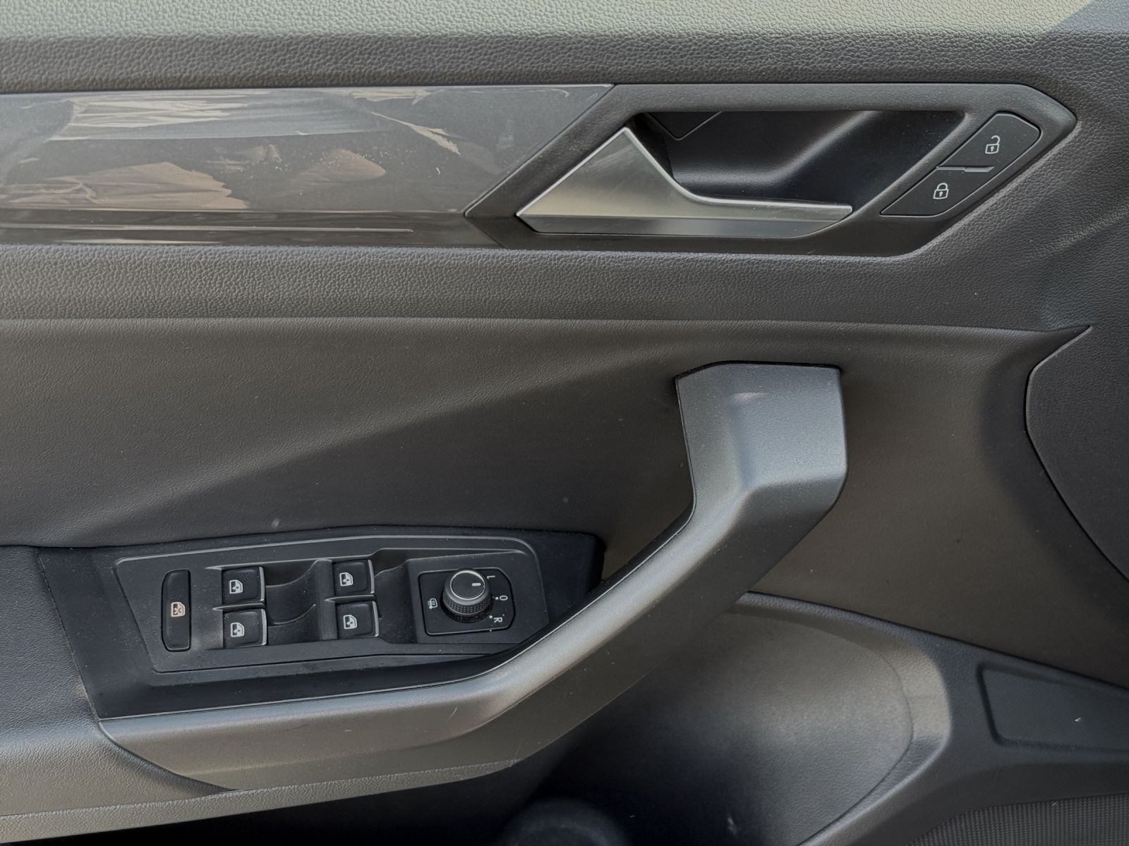 Volkswagen T-Roc TSI DSG 4M R-LINE - Samsaru's Car Outlet