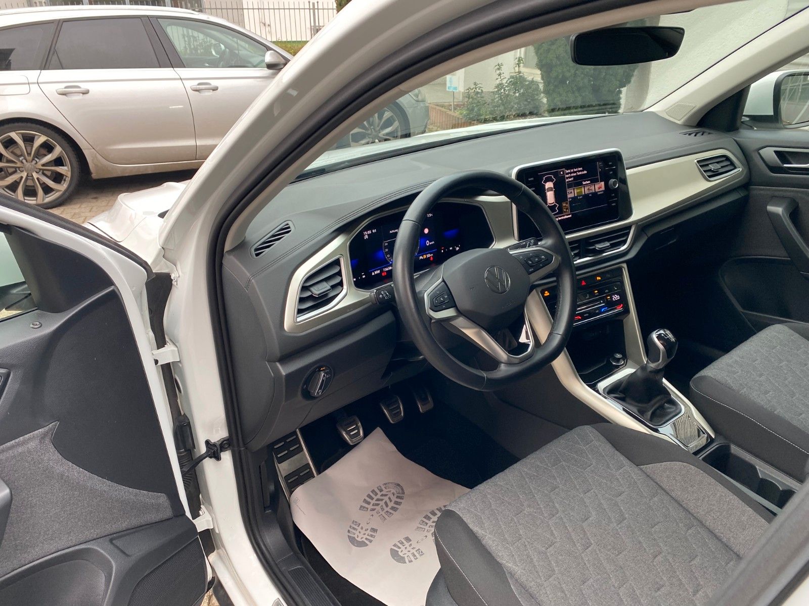 Volkswagen T-Roc Move - Samsaru's Car Outlet
