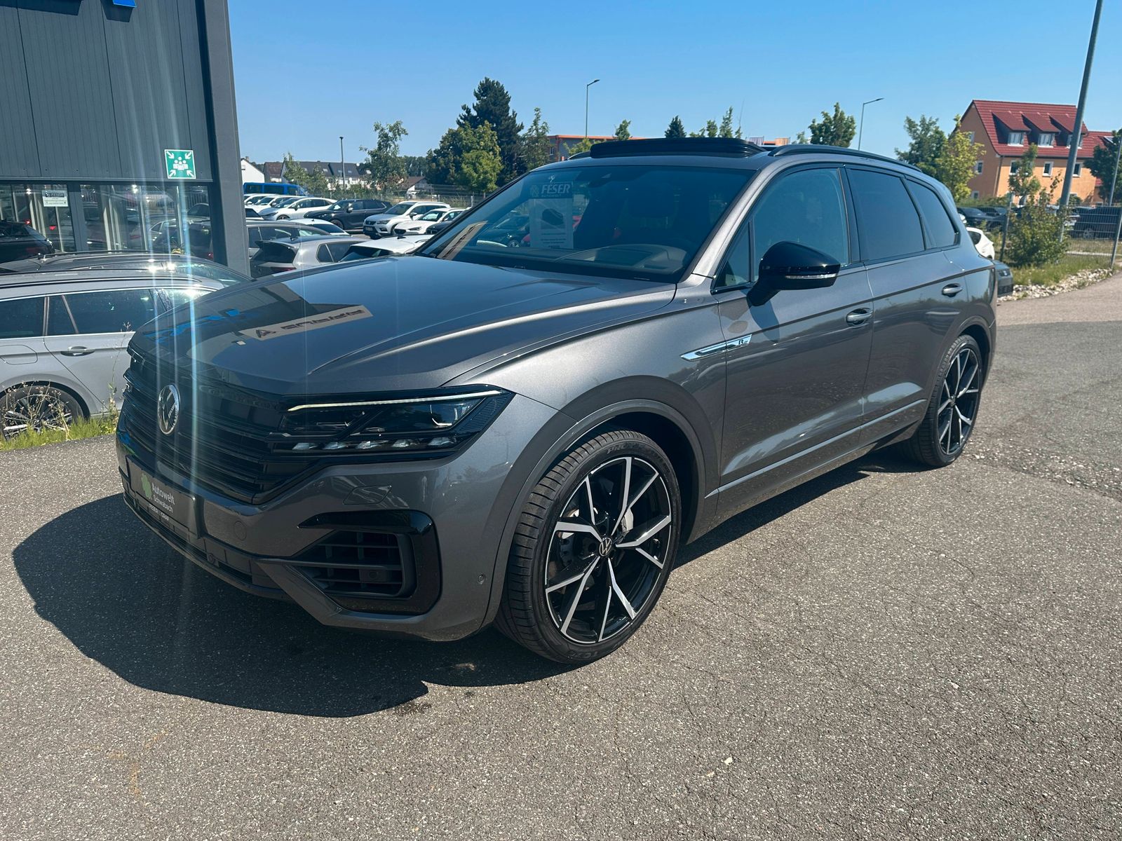 Volkswagen Touareg R-Line 3.0 TSI 4MOTION - Samsaru's Car Outlet