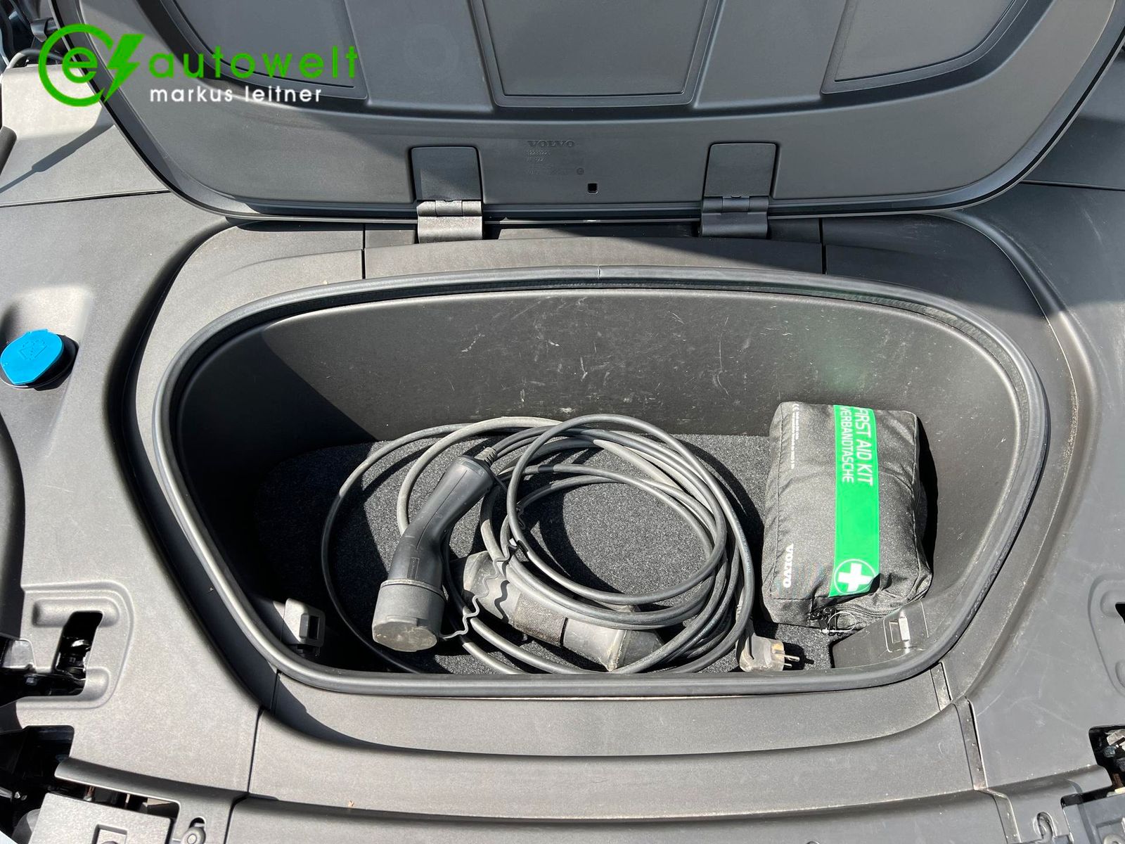 Volvo XC40 Recharge P8 AWD R-Design - Samsaru's Car Outlet