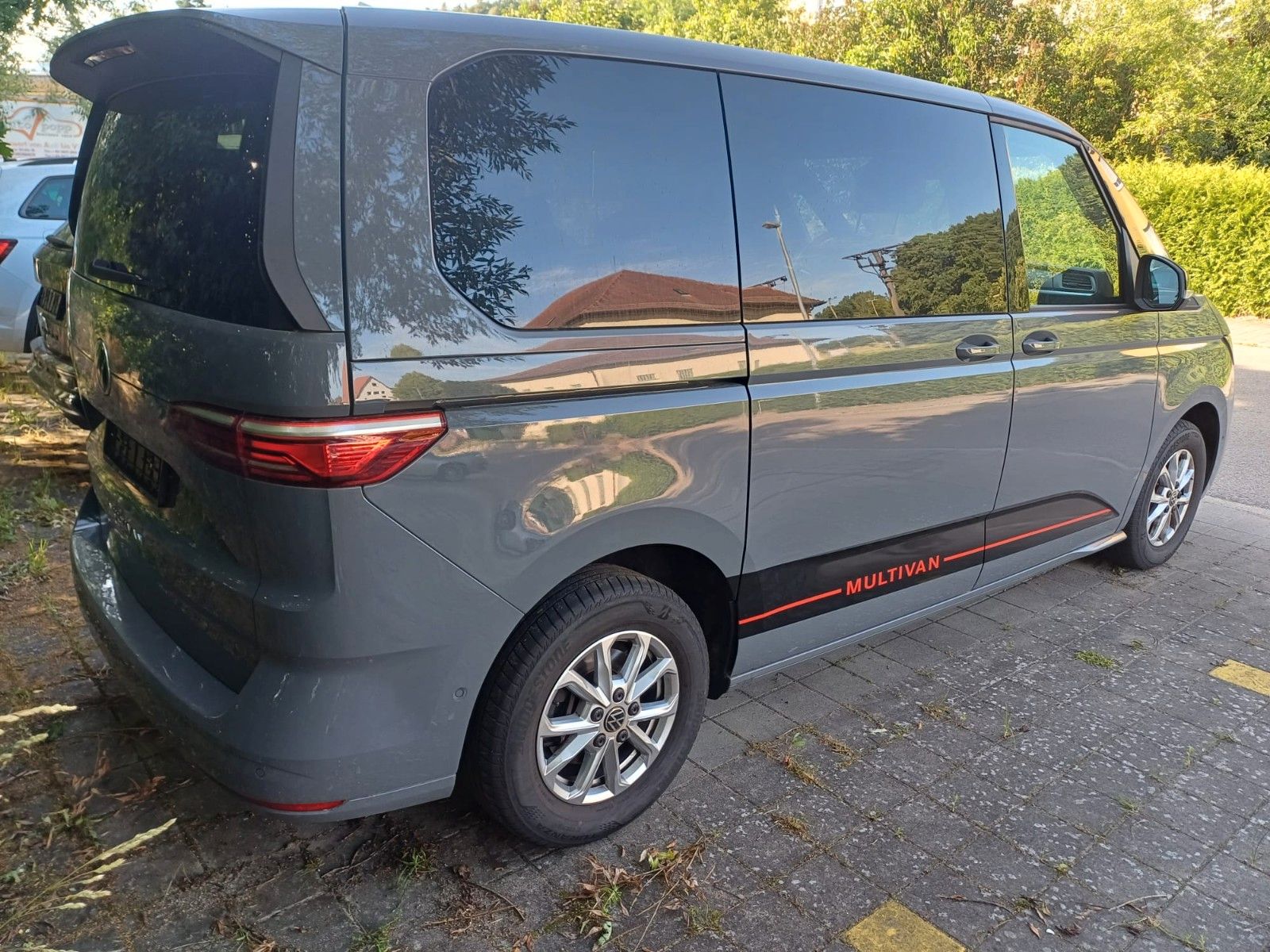 Volkswagen T7 Multivan 2.0 TDI DSG Life - Samsaru's Car Outlet