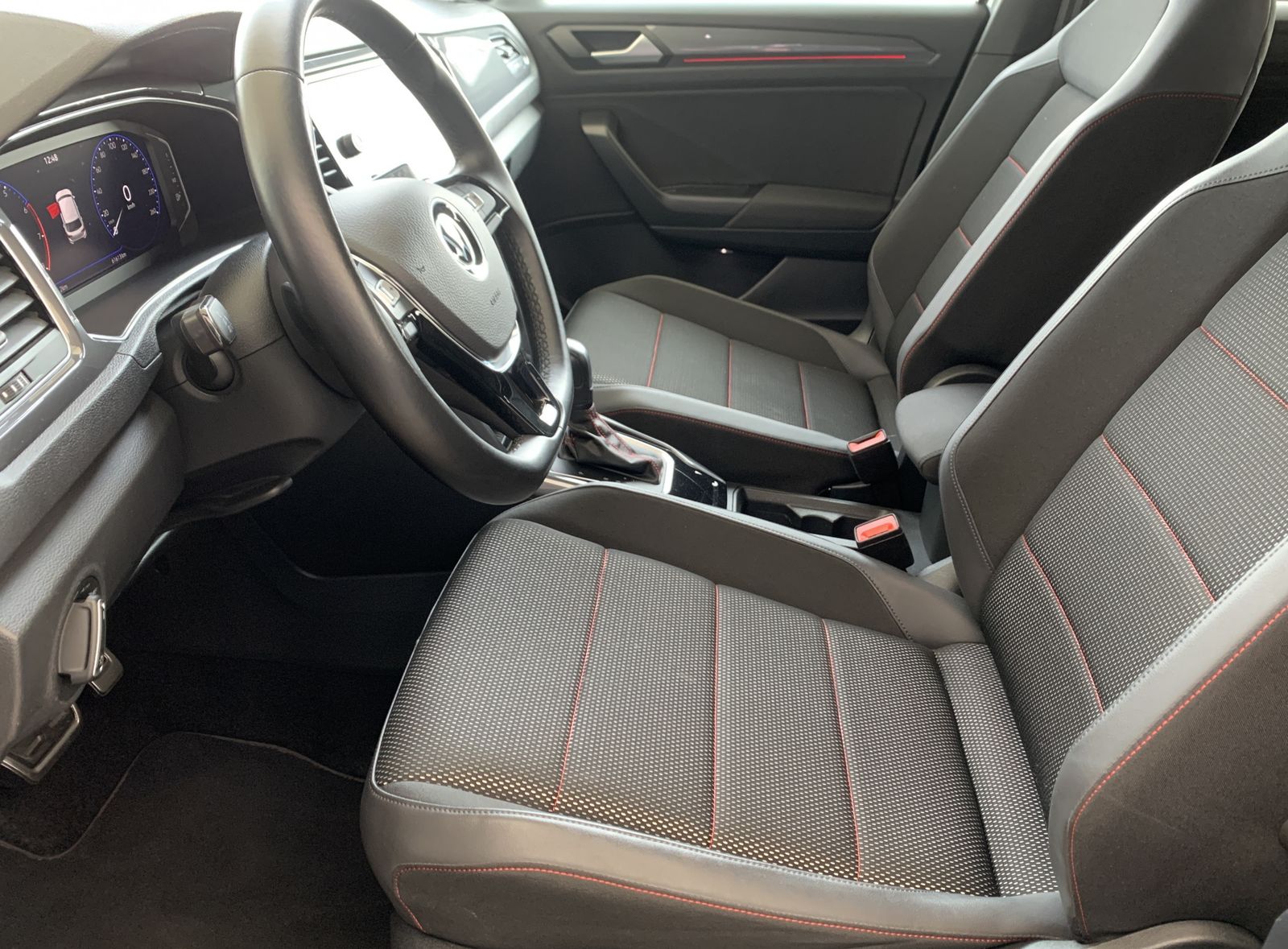 Volkswagen T-Roc 1.5 TSI Sport - Samsaru's Car Outlet