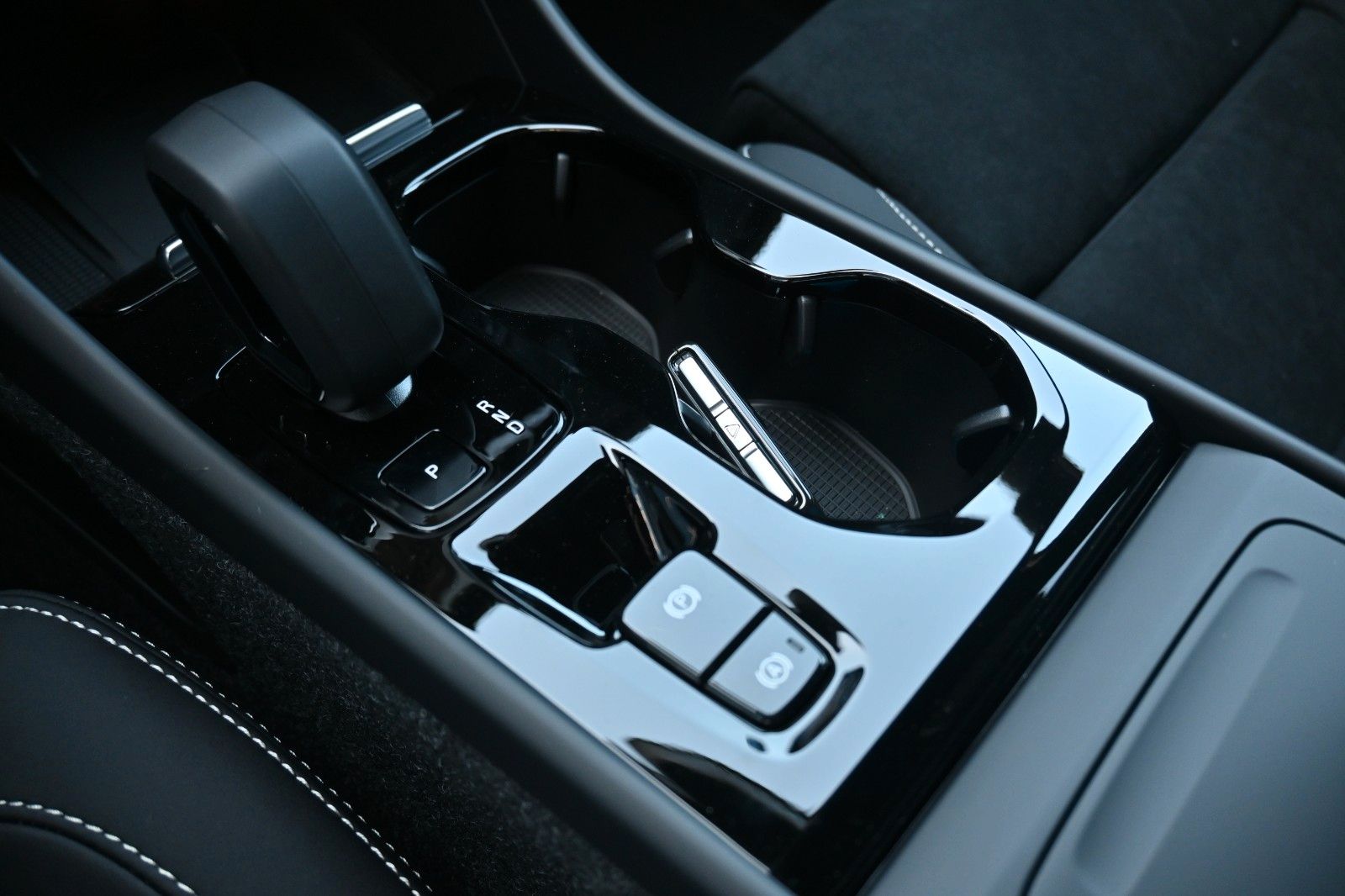 Volvo XC40 B4 DKG Plus Dark*FSHZG*360°*ACC*AHK