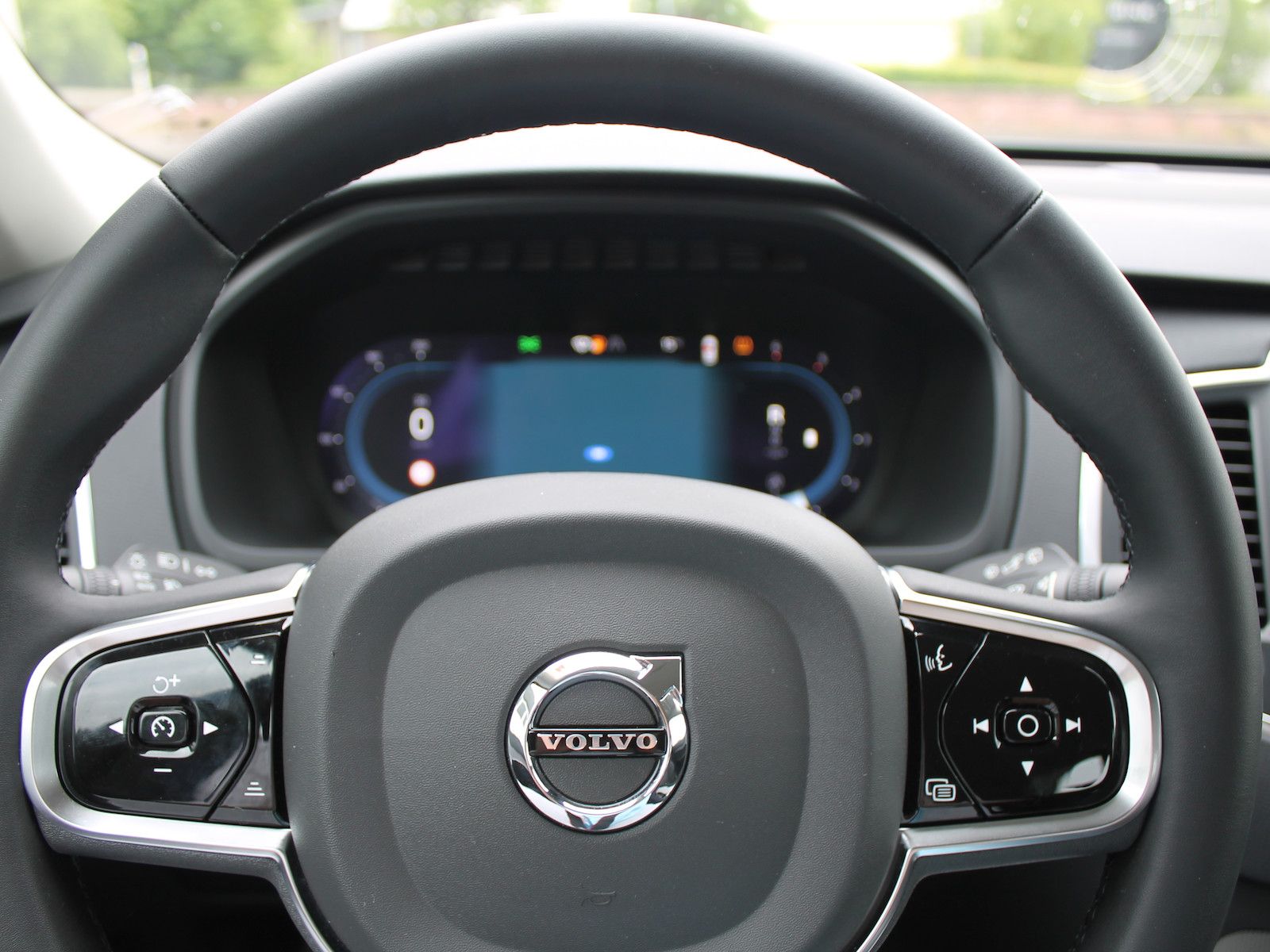 Volvo XC90 Core AWD - Samsaru's Car Outlet