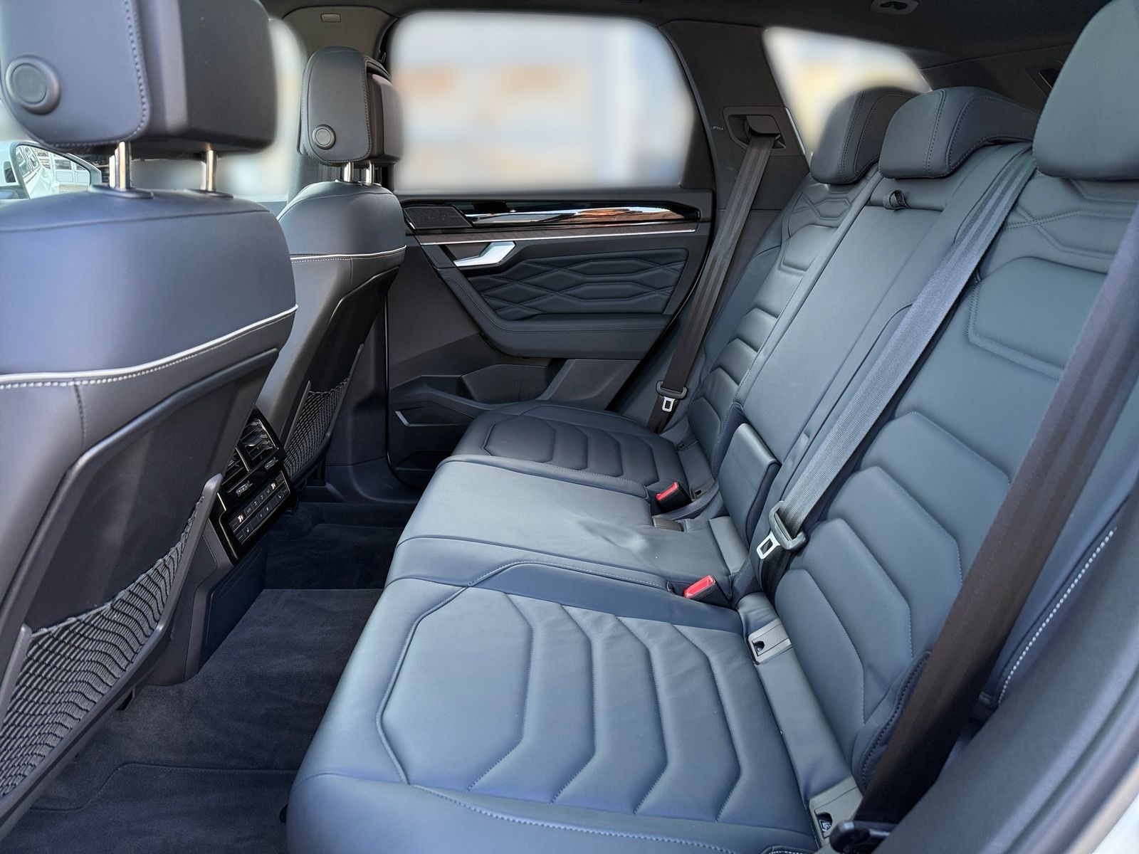 Volkswagen Touareg Atmosphere - Samsaru's Car Outlet
