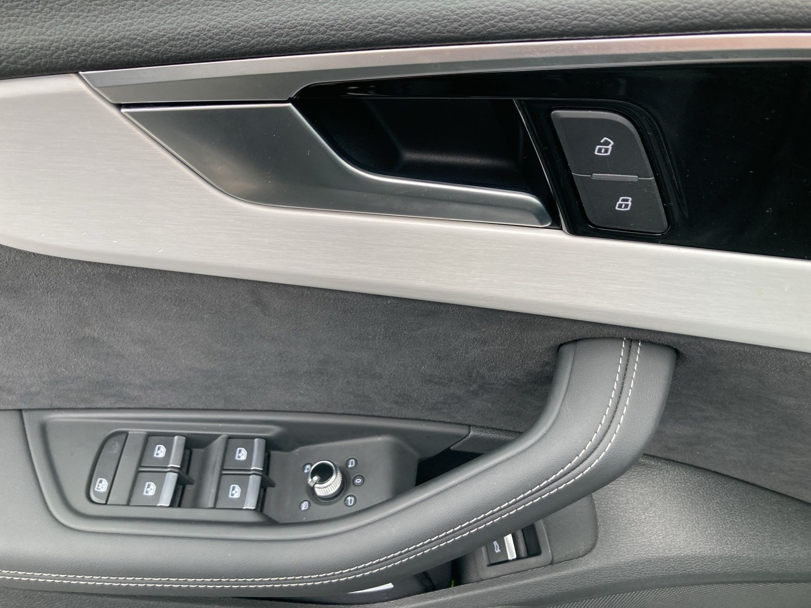 Audi A4 Avant 40 TFSI Q 2x S LINE AHK MATRXI-LED LM19