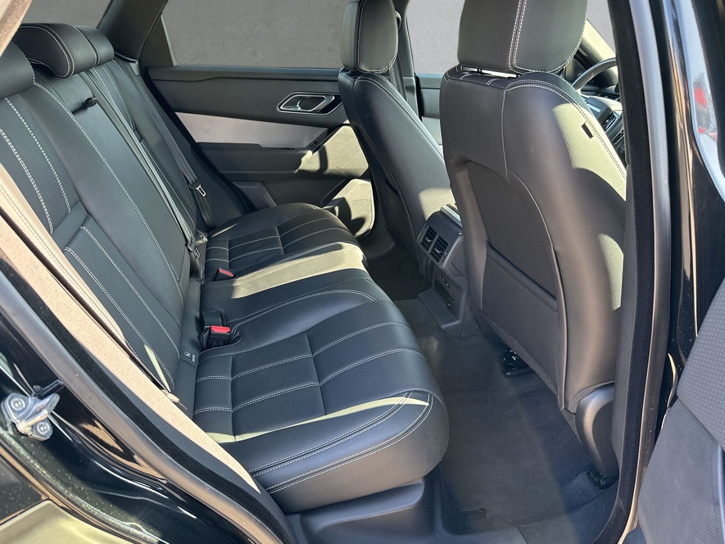 Range Rover Velar D300 R-Dynamic SE Black - Samsaru's Car Outlet