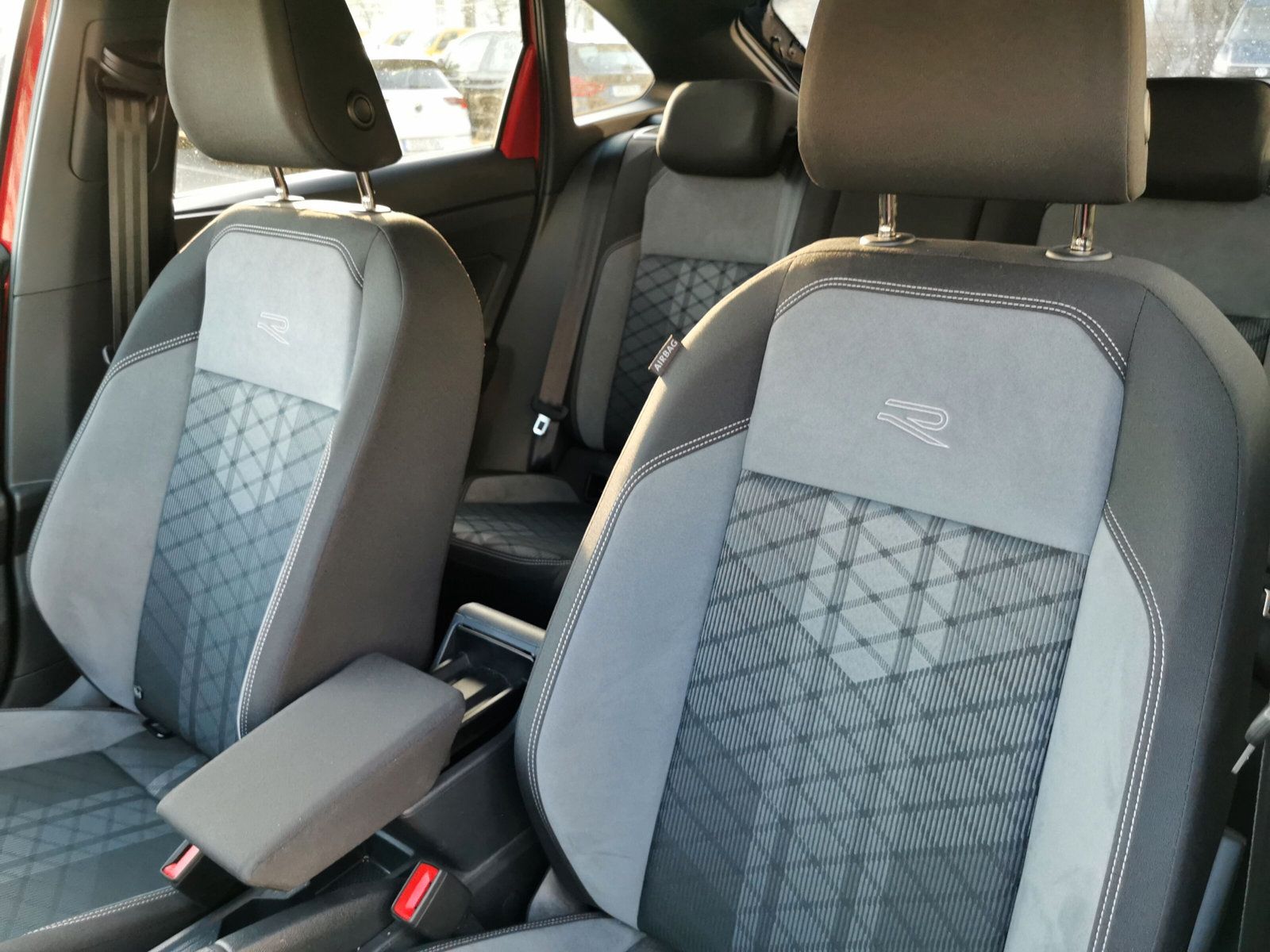 Volkswagen Taigo R-Line 1.0 TSI DSG Black - Samsaru's Car Outlet