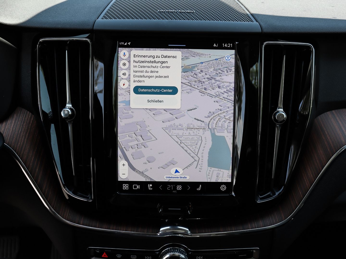 Volvo XC60 Plus Dark Recharge Plug-In Hybrid AWD T8 Tw