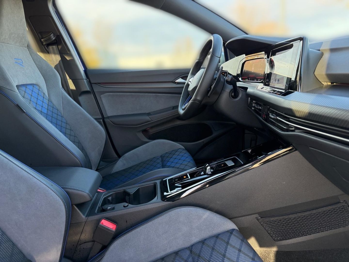 Volkswagen Golf VIII R 2.0 TSI 4Motion - Samsaru's Car Outlet