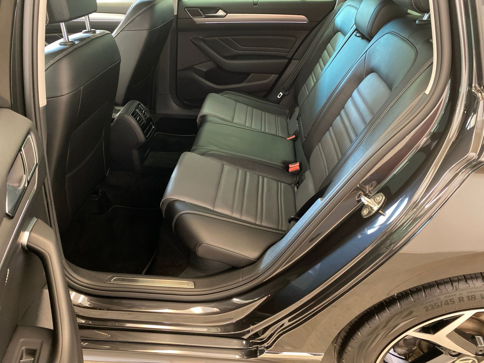 Volkswagen Passat Variant 2.0 TSI Elegance R-Line - Samsaru's Car Outlet