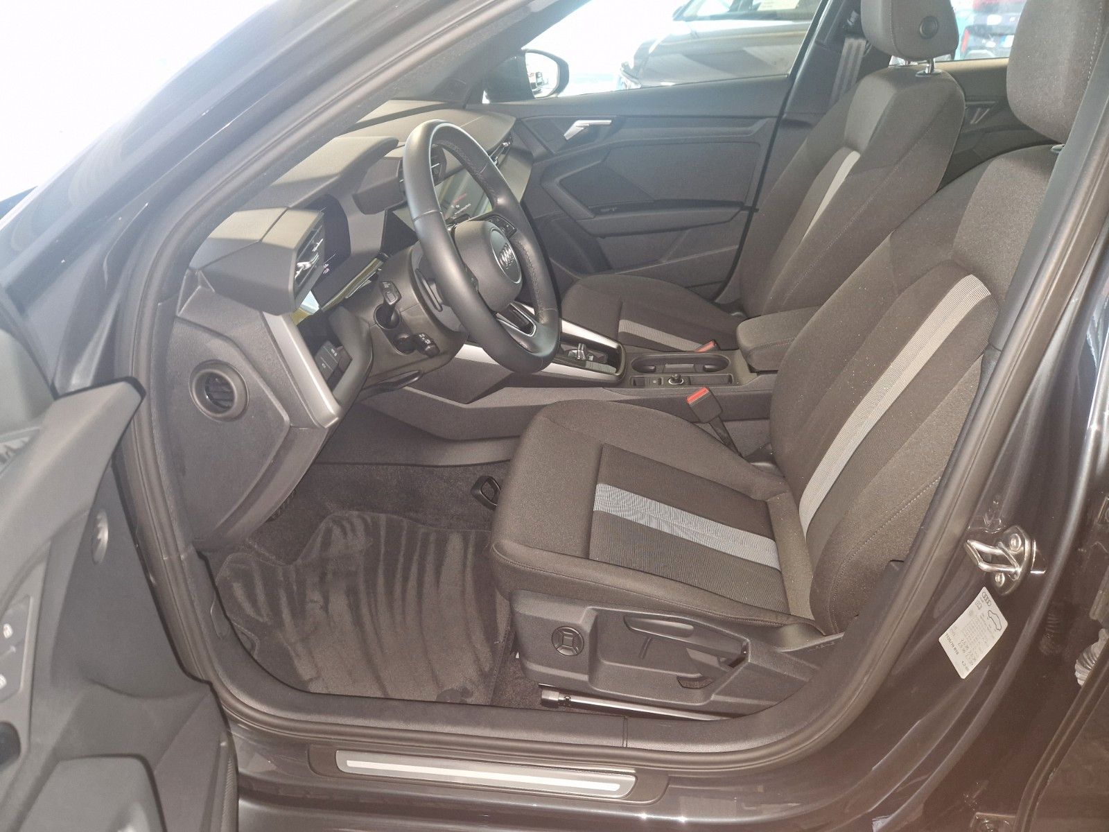 Audi A3 30 TFSI S tronic advanced LED Navi PDC Sitzh.