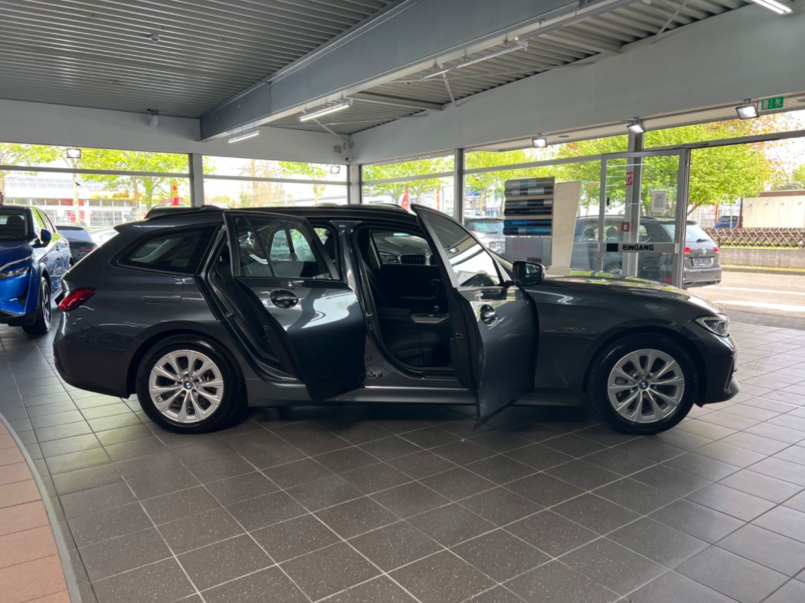BMW 330 e Touring Advantage - Samsaru's Car Outlet