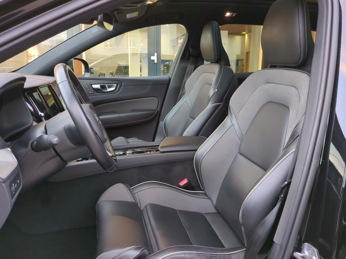 Volvo XC60 R Design Recharge Plug-In Hybrid AWD T8 Twi