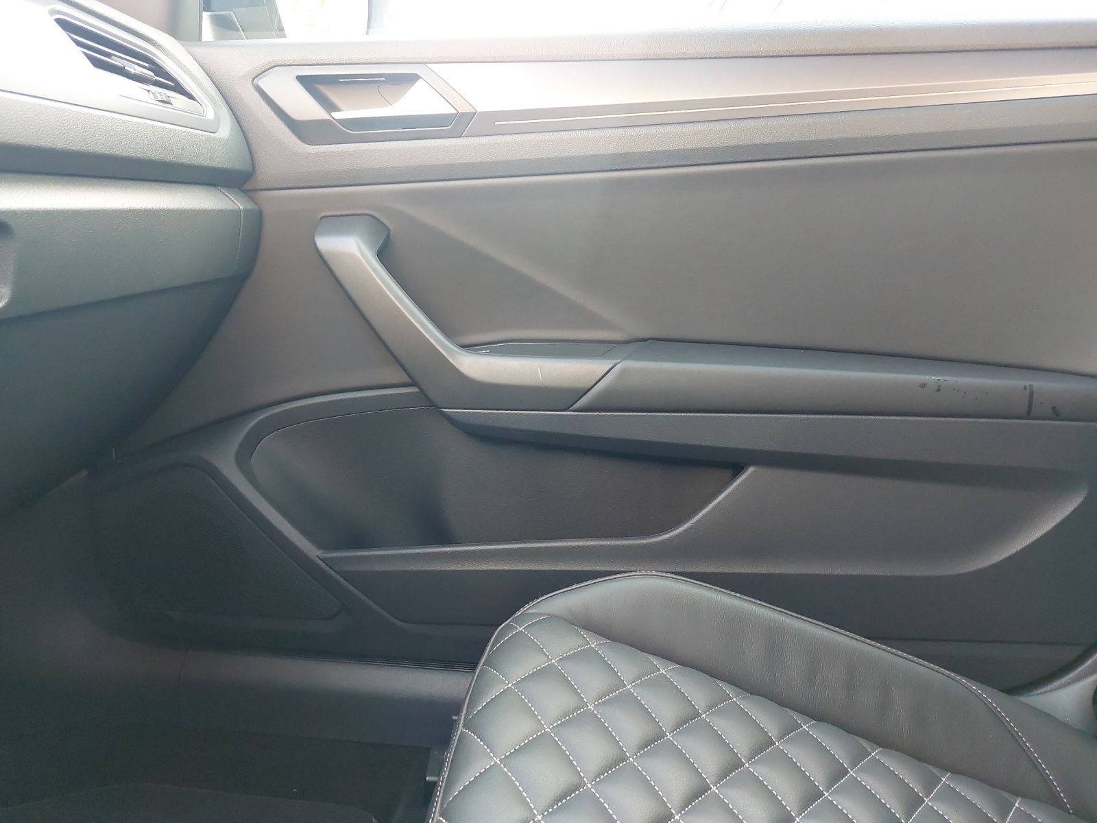Volkswagen T-Roc R-Line Black - Samsaru's Car Outlet