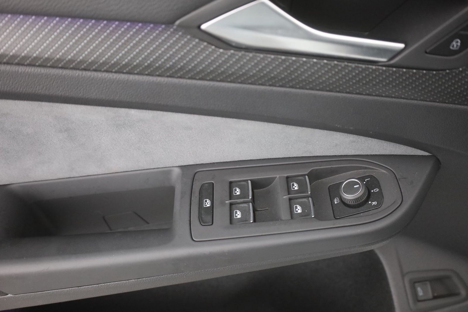 Volkswagen Golf VIII Variant 2.0 TSI DSG R-Line - Samsaru's Car Outlet