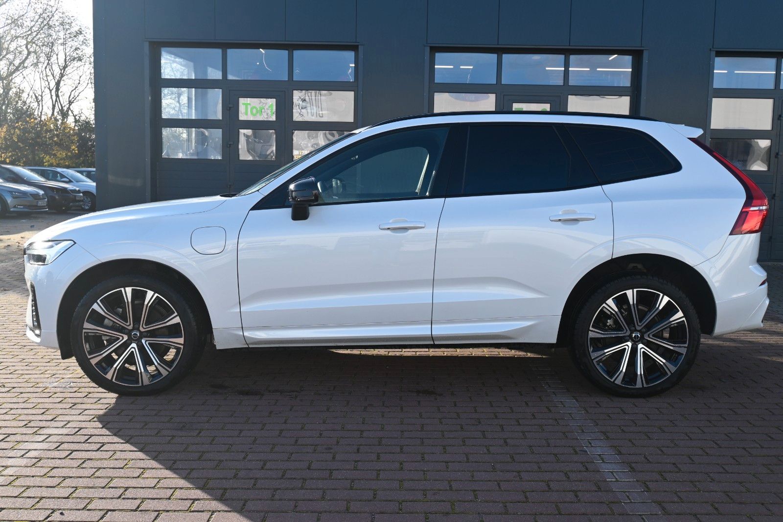 Volvo XC60 R Design PHEV - Samsaru's Car Outlet