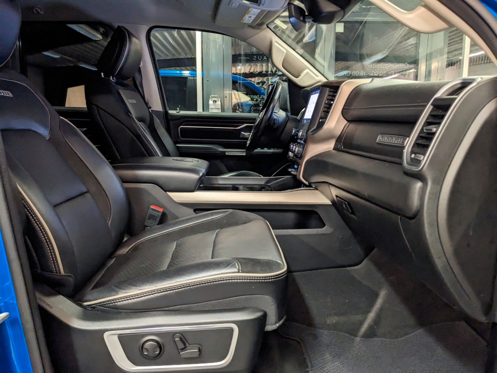 Dodge RAM 1500  Laramie HEMI 5.7L   4x4 Leder/LED