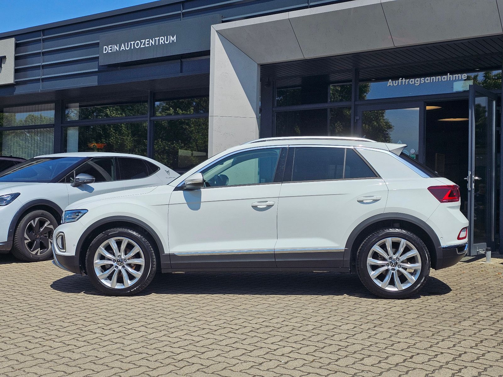 Volkswagen T-Roc 1.0 TSI Style - Samsaru's Car Outlet