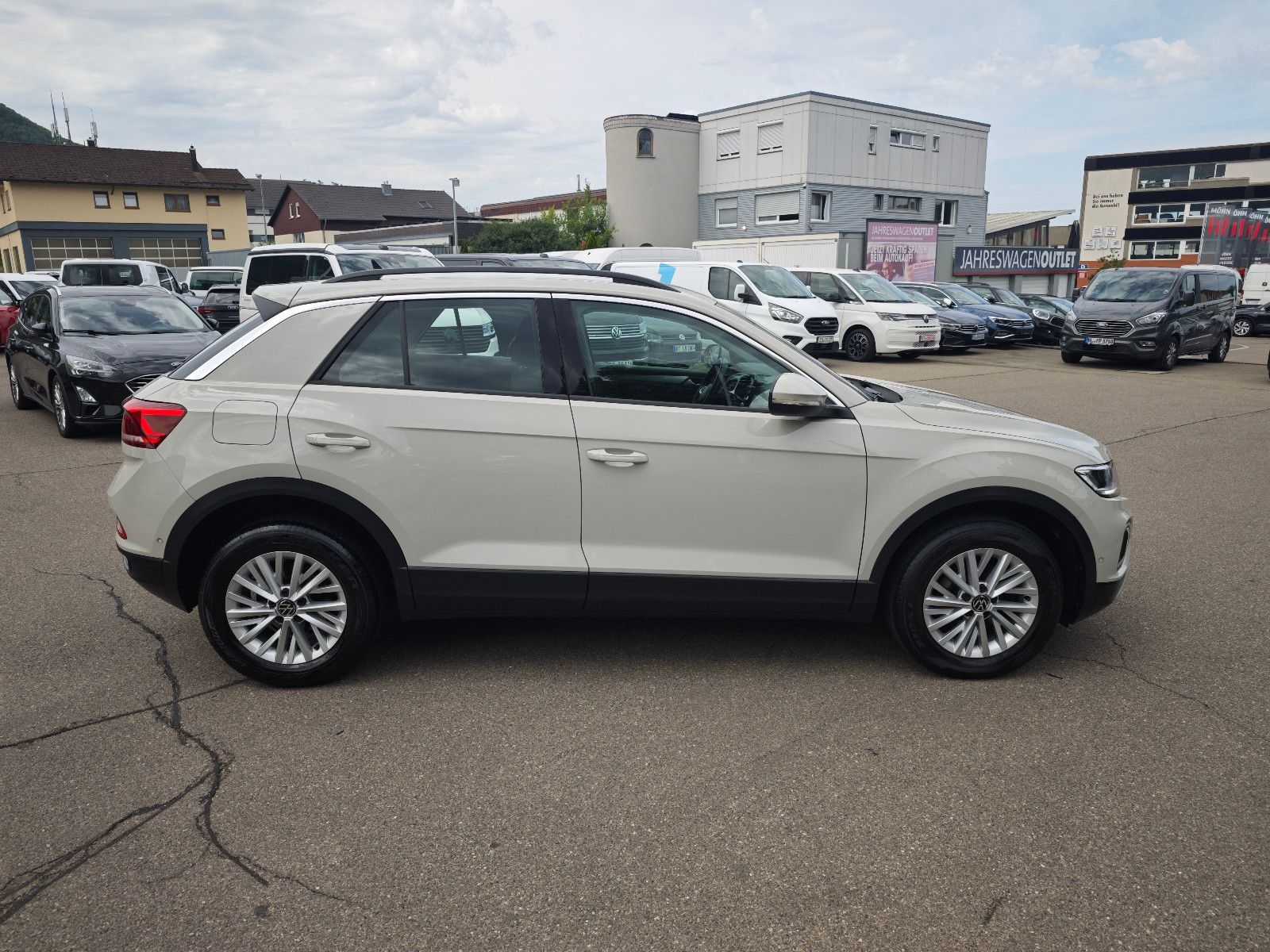 Volkswagen T-Roc Life - Samsaru's Car Outlet
