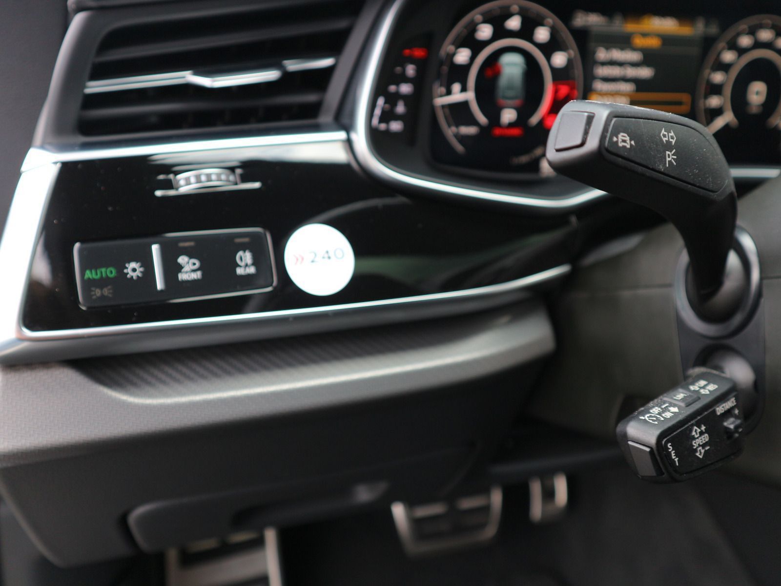 Audi RS Q8 quattro PANO+KERAMIK+AHK+HEADUP+ACC+MATRIX