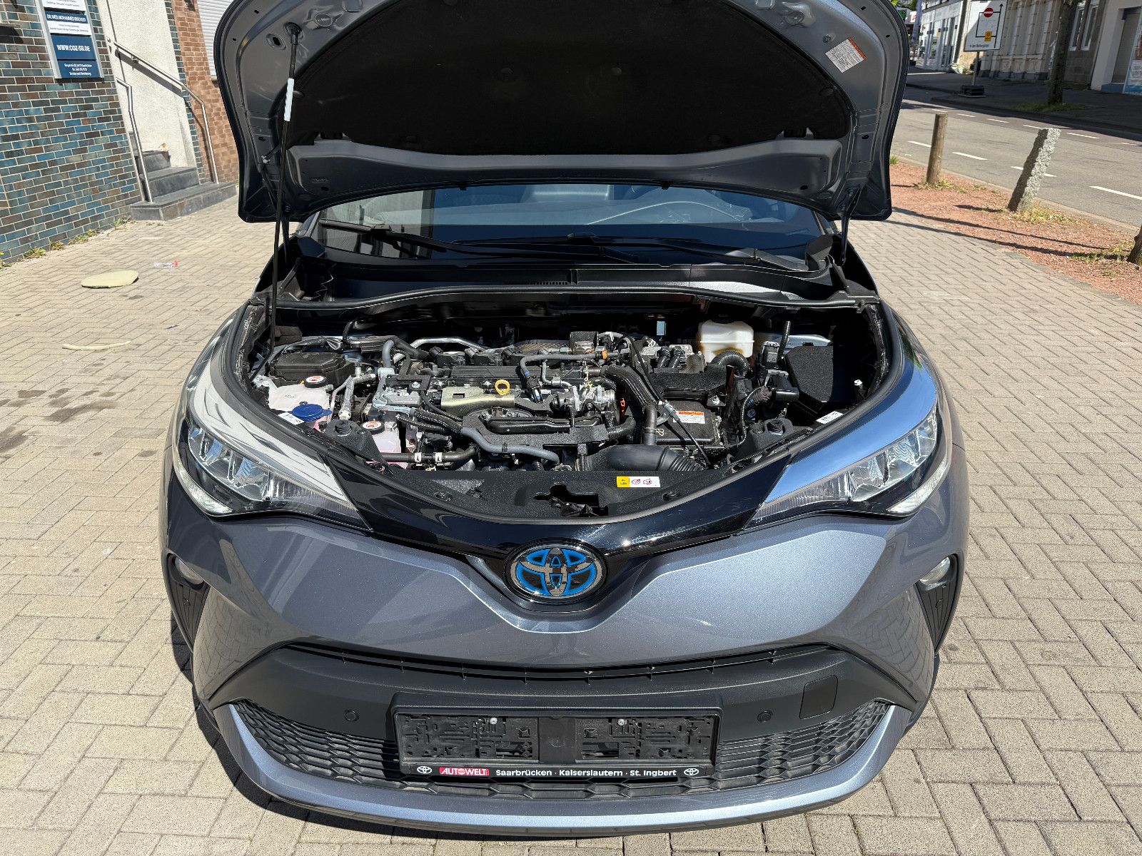 Toyota C-HR Hybrid 2.0 Team - Samsaru's Car Outlet