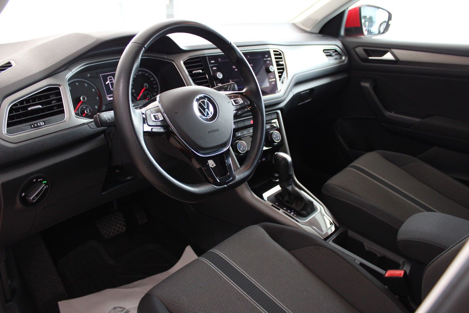 Volkswagen T-Roc 1.5 TSI Style - Samsaru's Car Outlet