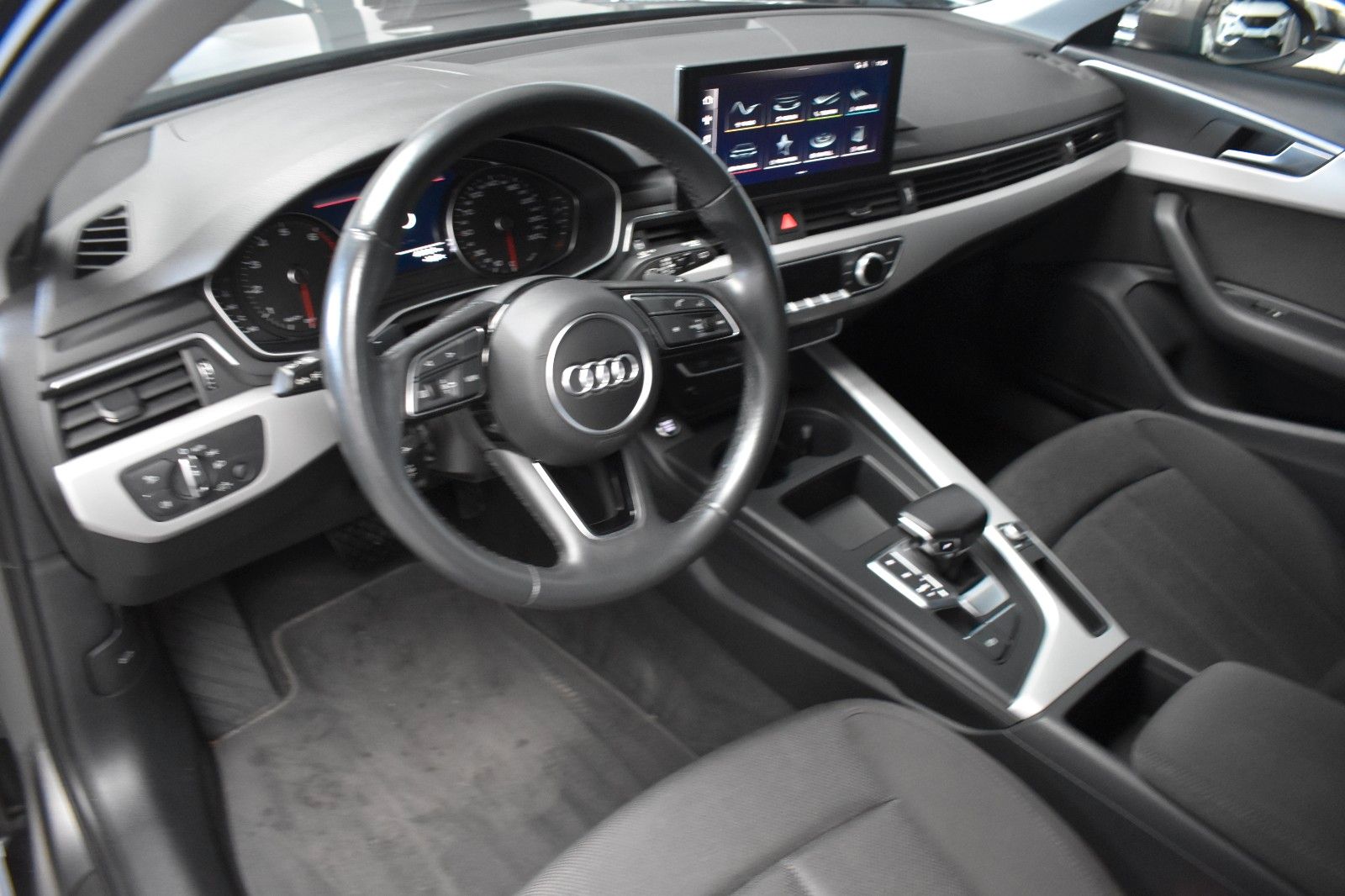 Audi A4 Avant 40 TFSI advanced - Samsaru's Car Outlet