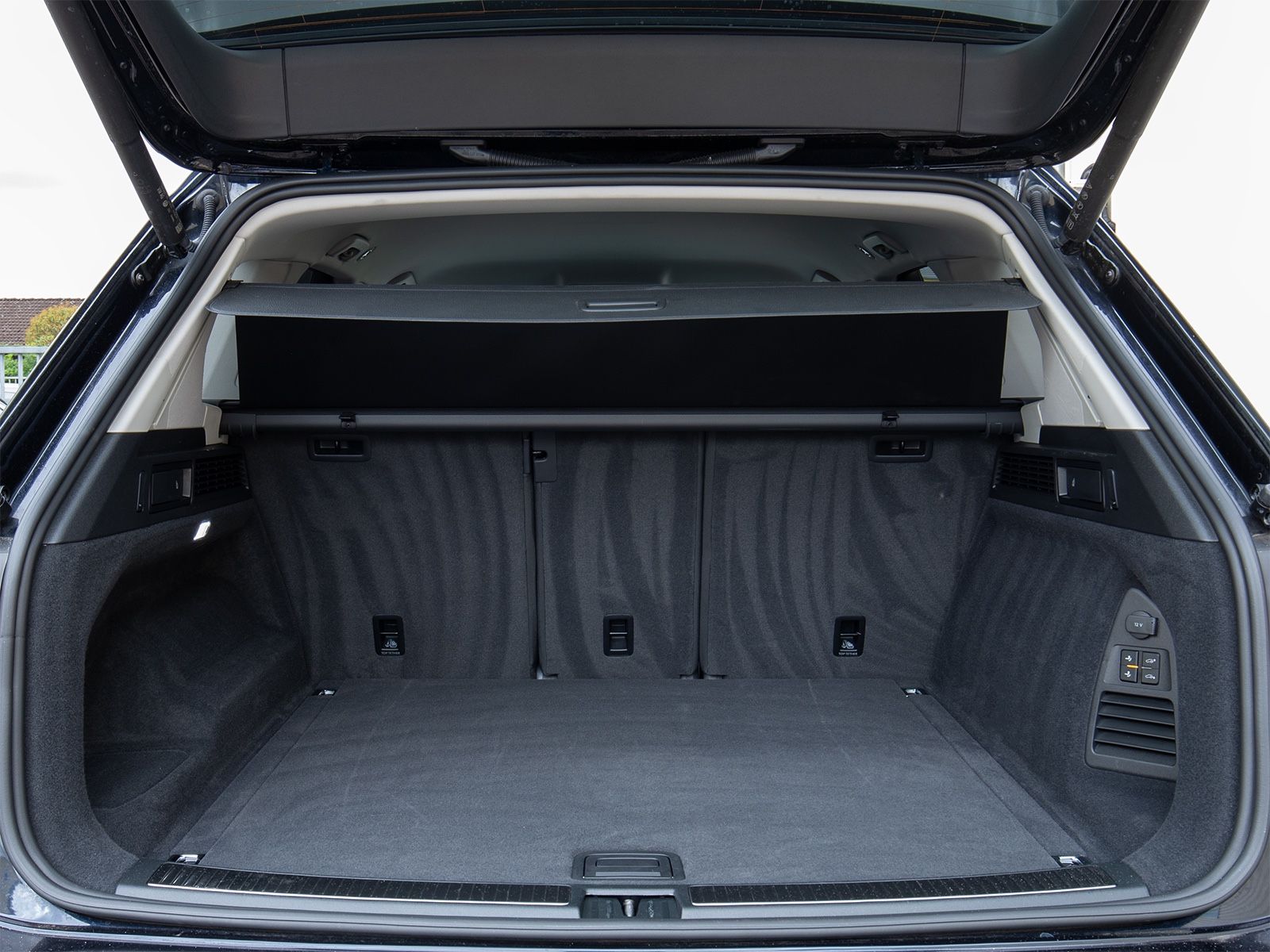 Volkswagen Touareg R-Line - Samsaru's Car Outlet