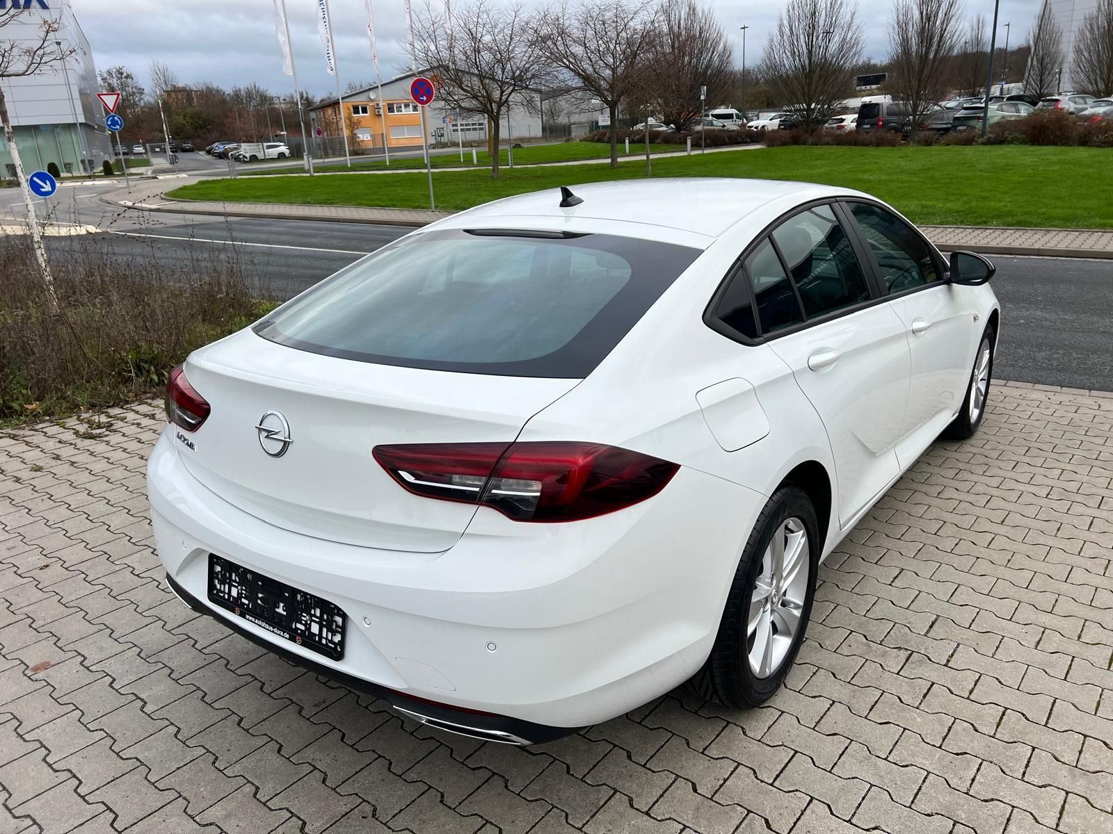 Opel Insignia 2.0 D Business Edition - Samsaru's Car Outlet
