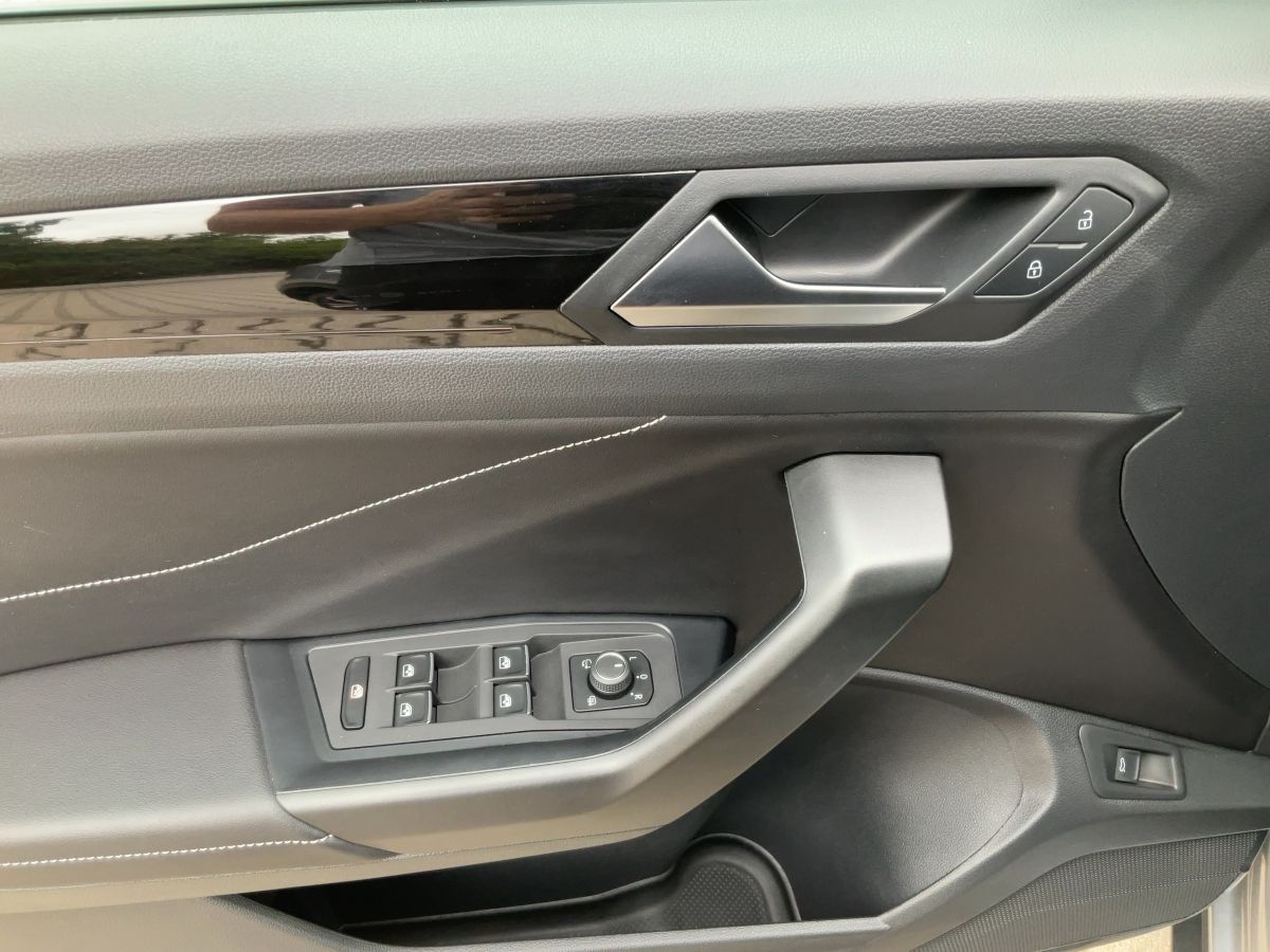 Volkswagen T-Roc 1.5 TSI DSG R-LINE - Samsaru's Car Outlet