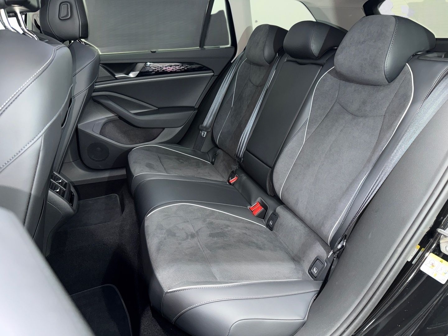 Volkswagen Passat Variant 1.5 eTSI eHybrid DSG BUSINESS HEA