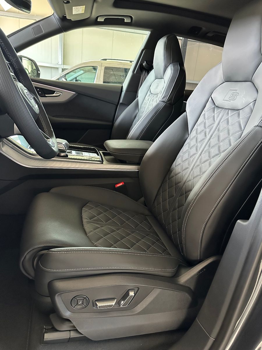 Audi Q8 SUV 55 TFSIe qu. S-line - Samsaru's Car Outlet