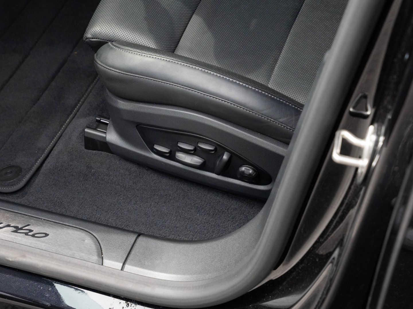 Porsche Macan Turbo Burmester AHK AR HUD Surround View