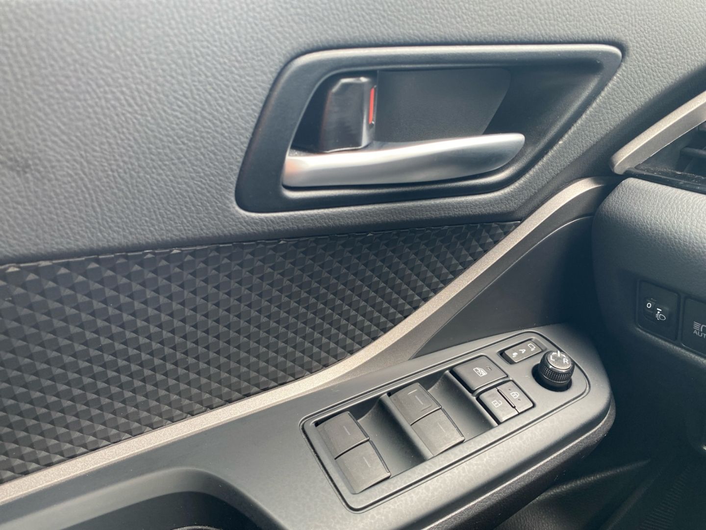 Toyota C-HR 1.8 Hybrid Business-Edition - Samsaru's Car Outlet
