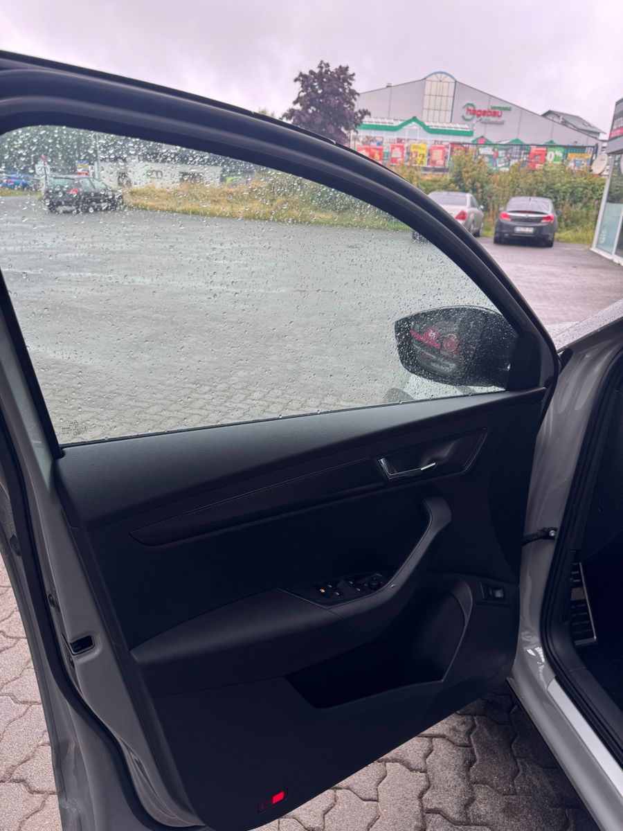 Skoda Karoq Sportline 1,5TSI DSG, Pano,AHK,19,360°,5Ja