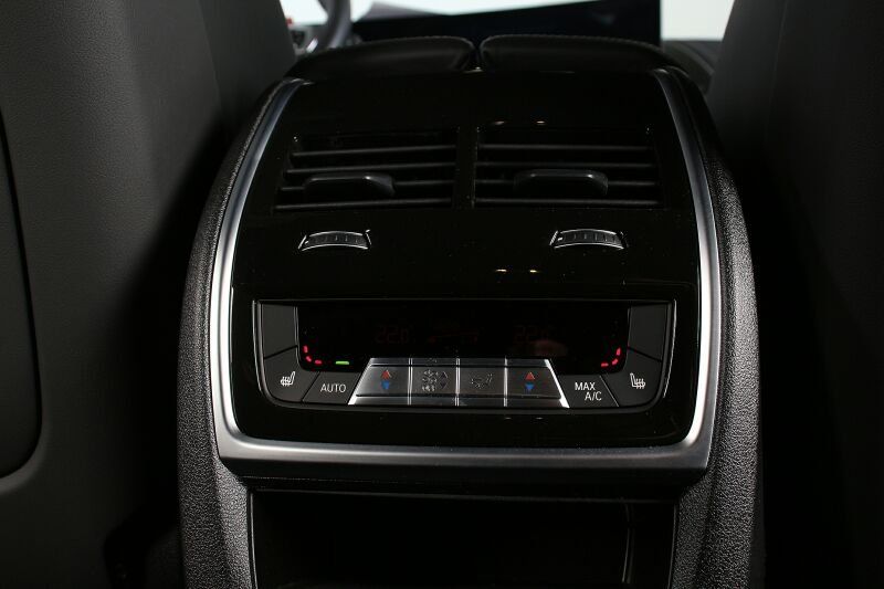 BMW XM 50e NP 152539.- AHK Massage ACC Park+ B&W HuD