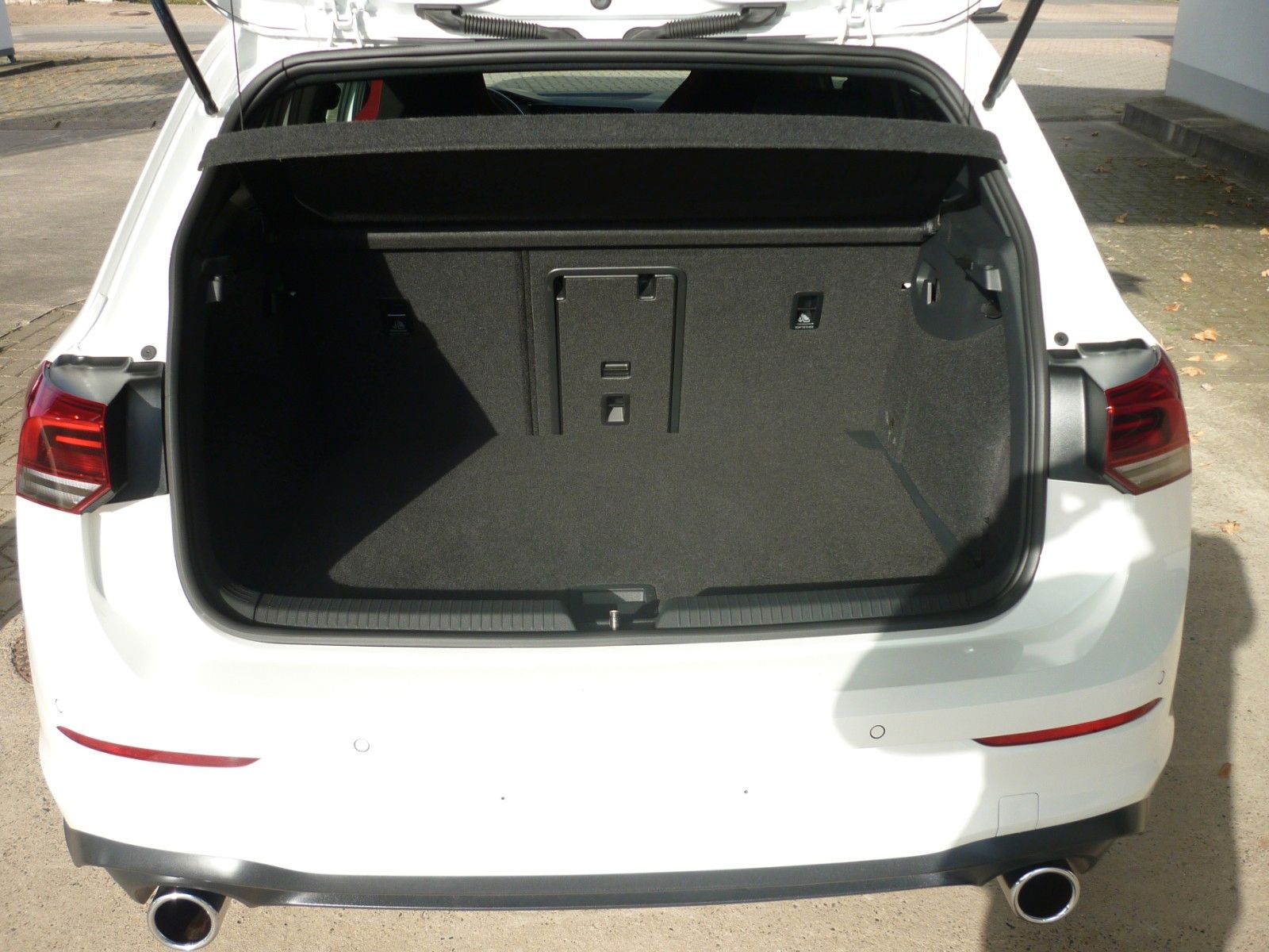 Volkswagen Golf VIII 2.0 GTI - Samsaru's Car Outlet