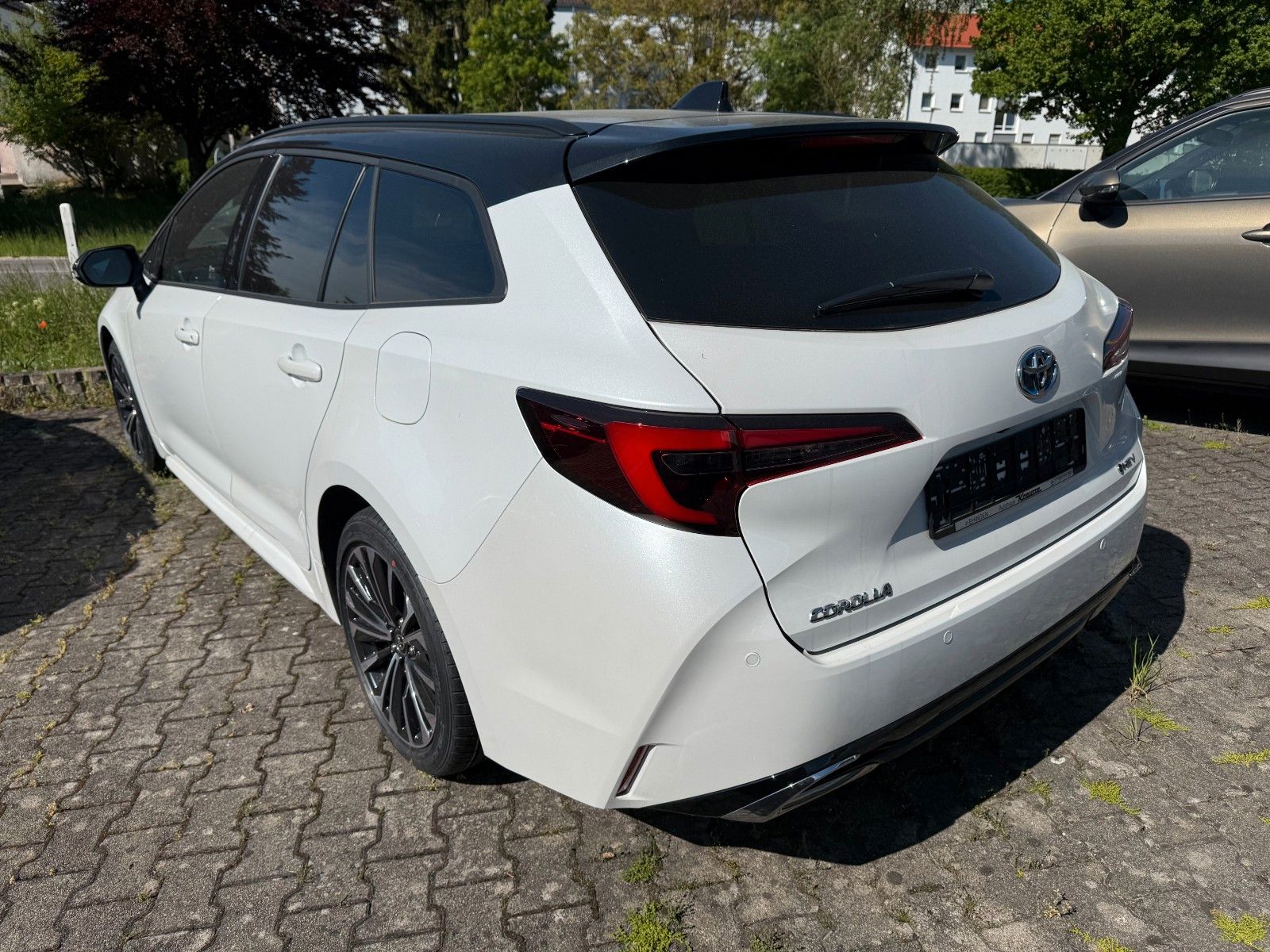 Toyota Corolla 1.8 TS Hybrid Black and White