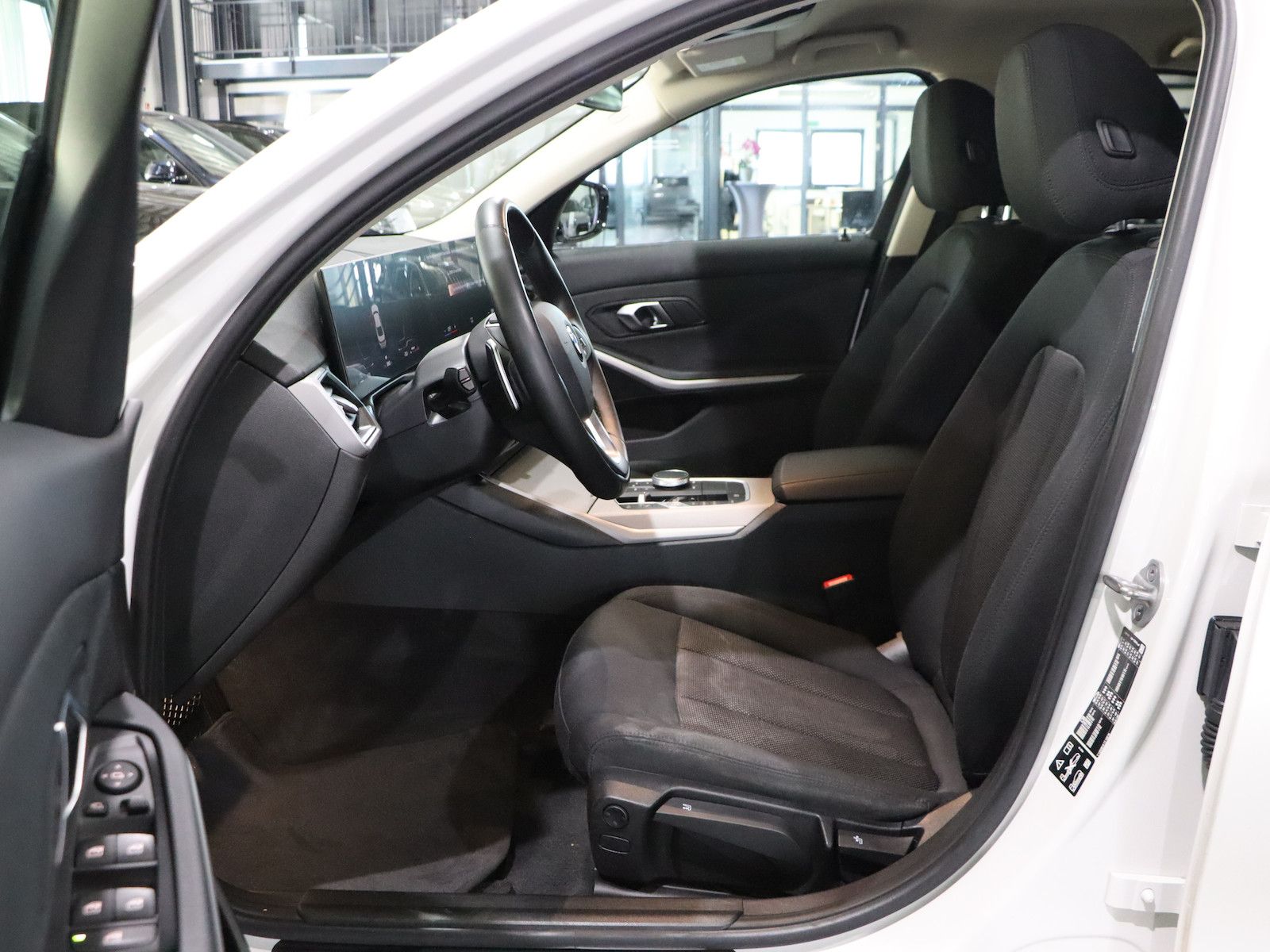 BMW 320d LIMOUSINE xDrive BUSINESS / CURVED / LED