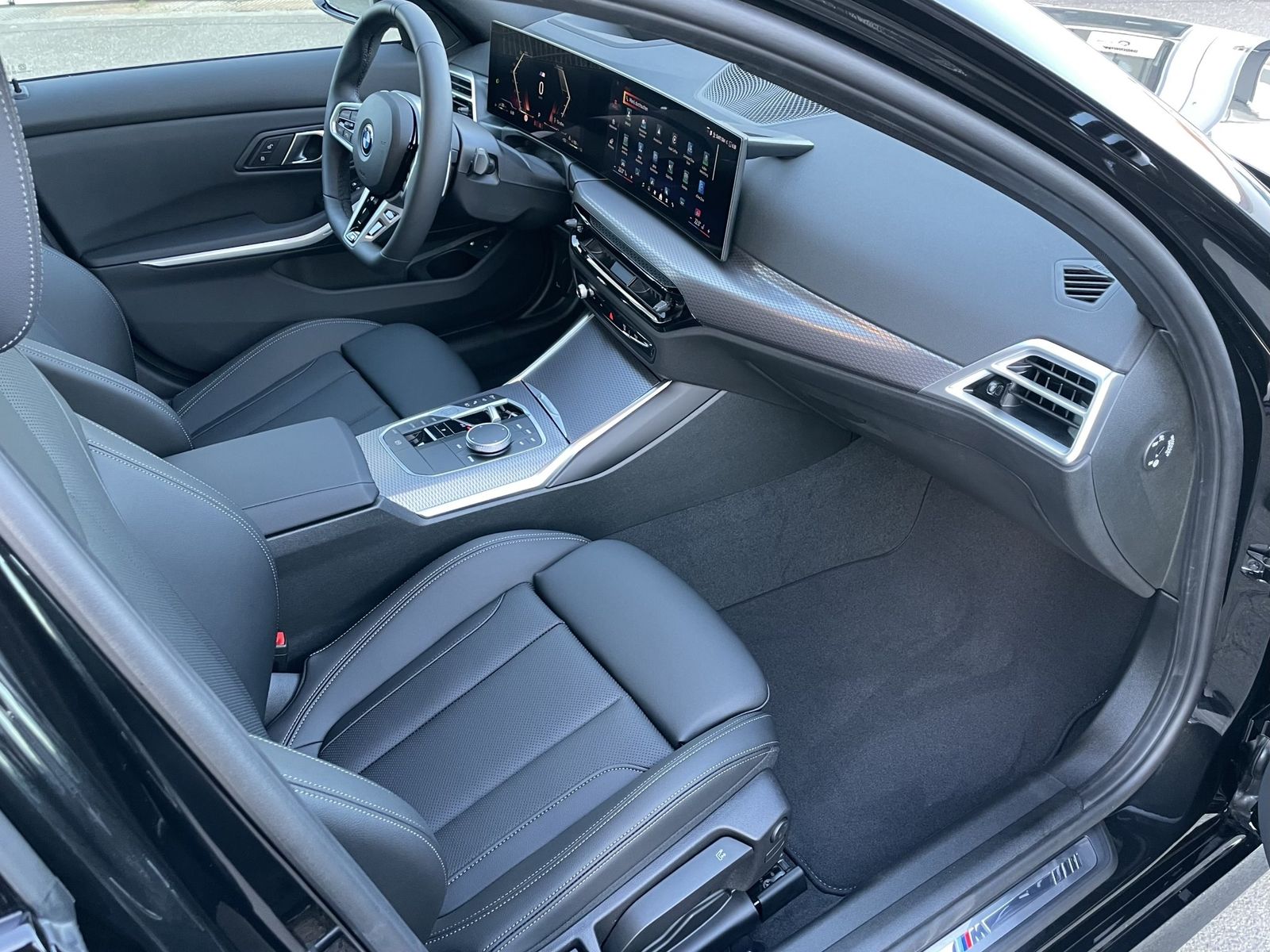 BMW 330e xDrive A M-Sportpaket Navi|PDC|MFL|AHK|SHZ