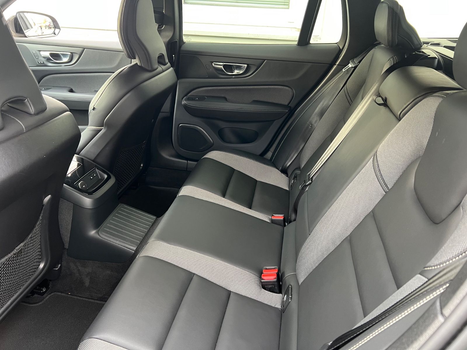 Volvo V60 Recharge T6 AWD PLUS DARK AHK GARANTIE