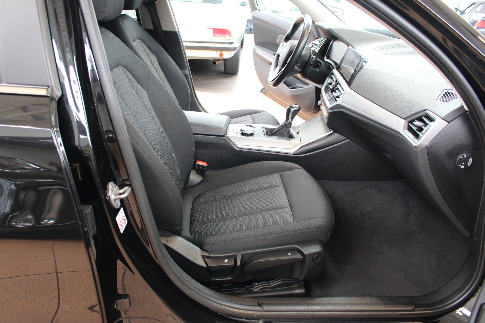 BMW 318d Touring Advantage - Samsaru's Car Outlet