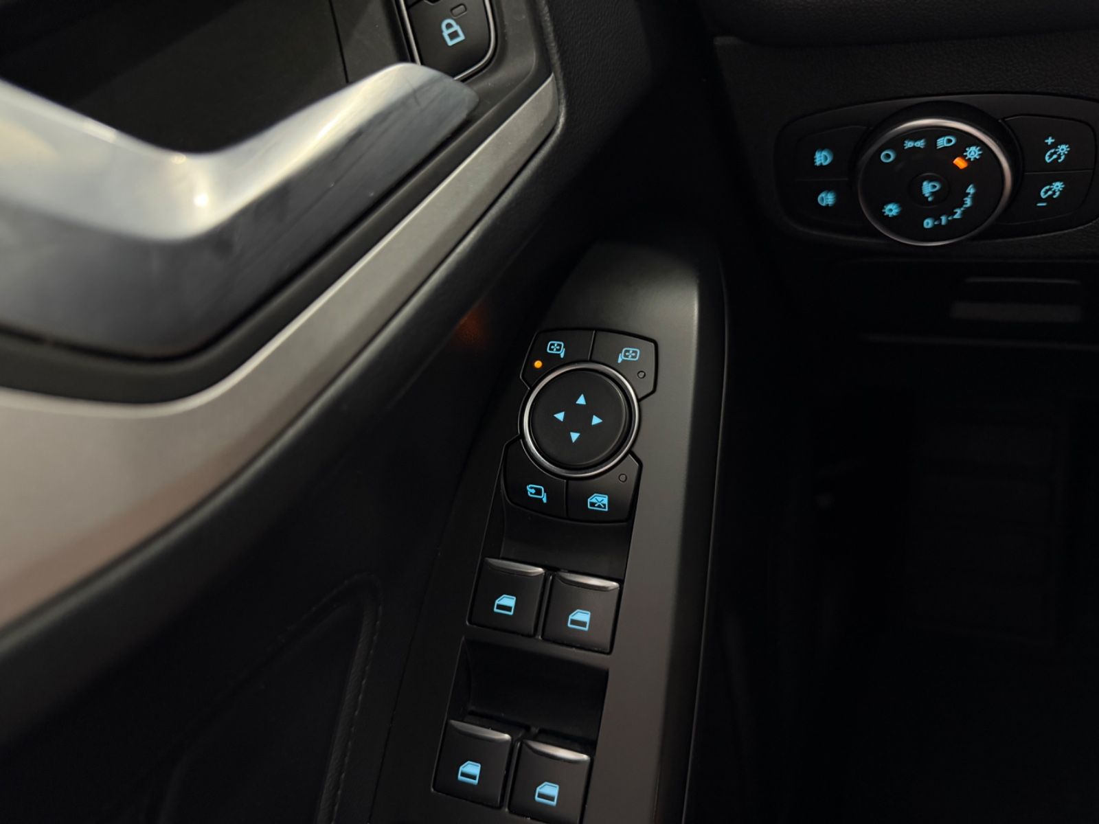 Ford Focus Turnier 2.0 C&C*AUTOMATIK*AHK*KAMERA*ACC*