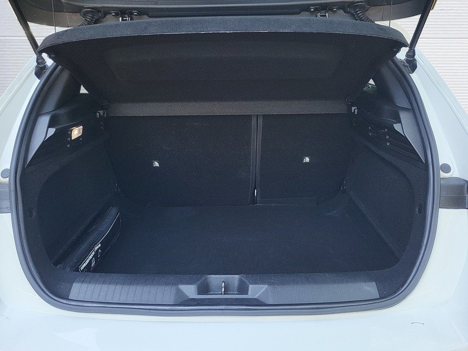 Opel Astra 1.2 Business Edition - Samsaru's Car Outlet