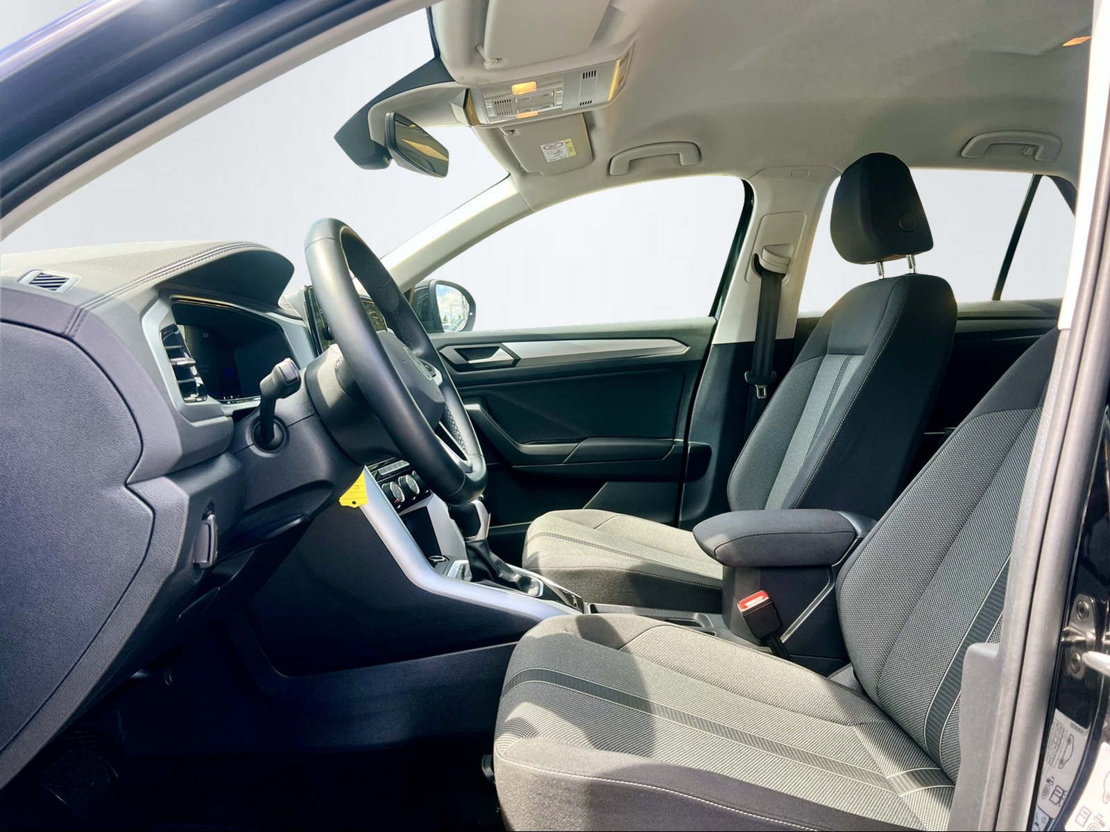 Volkswagen T-Roc LIFE - Samsaru's Car Outlet