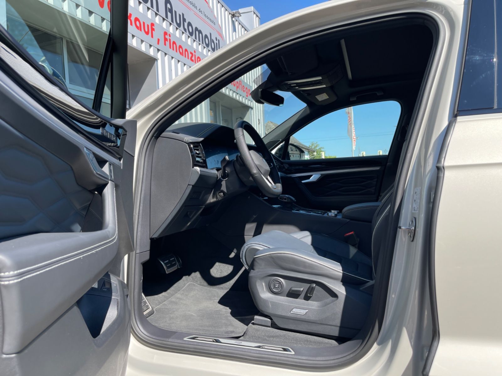 Volkswagen Touareg 3.0TDI R-Line Massage AHK Nachtsicht 360