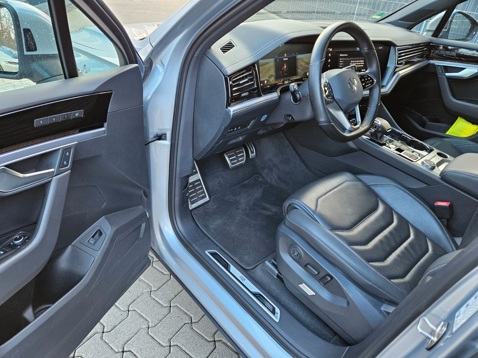 Volkswagen Touareg R-Line 4Motion - Samsaru's Car Outlet