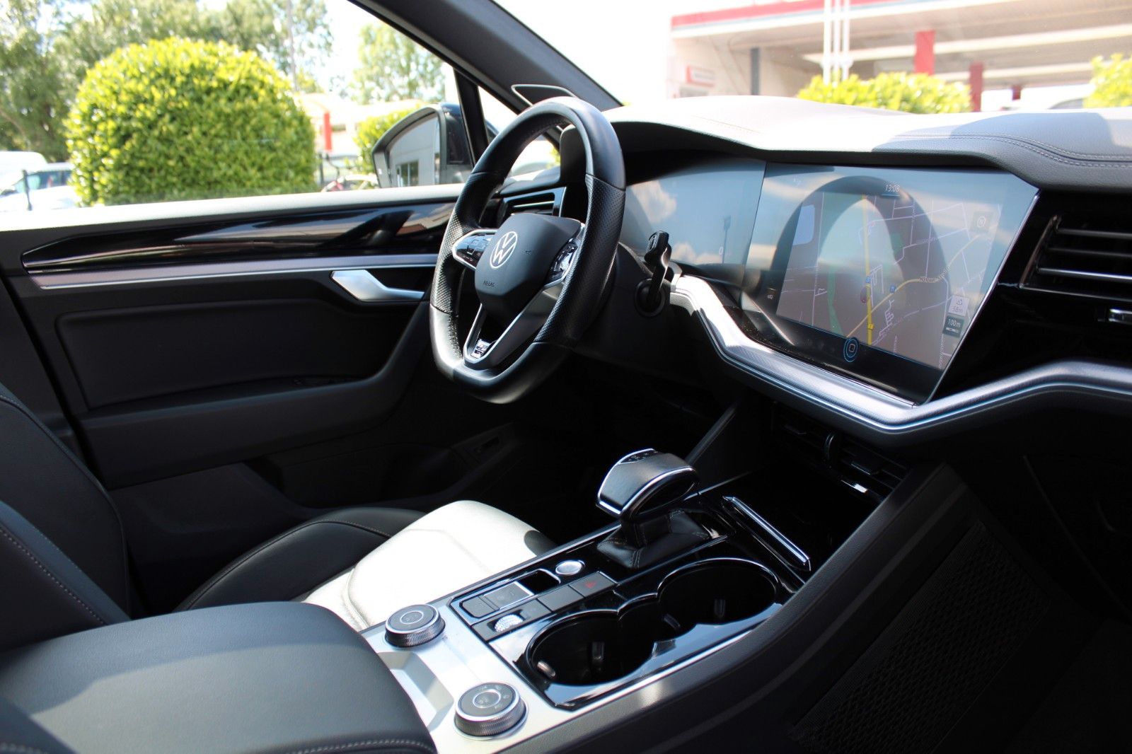 Volkswagen Touareg TDI R-Line - Samsaru's Car Outlet