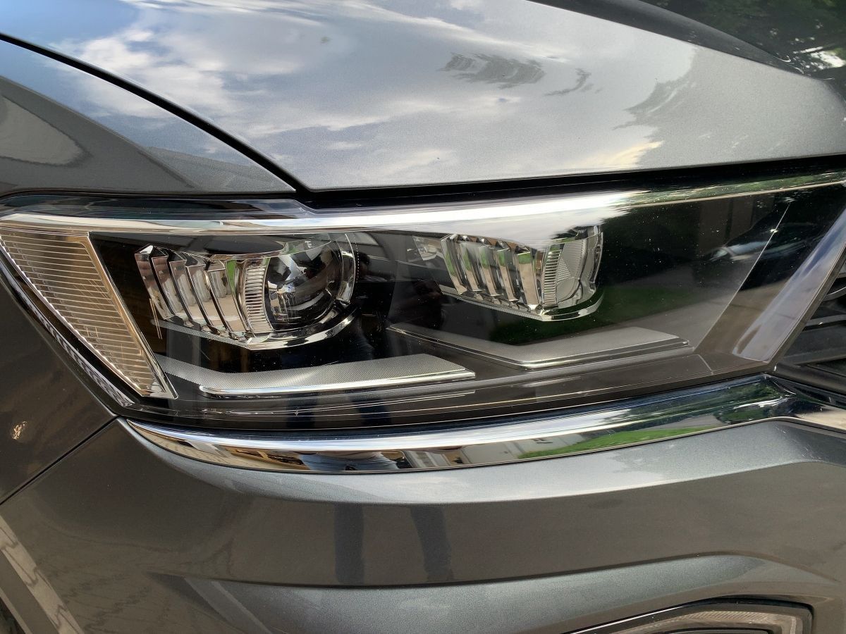 Volkswagen T-Roc 1.5 TSI R-LINE - Samsaru's Car Outlet
